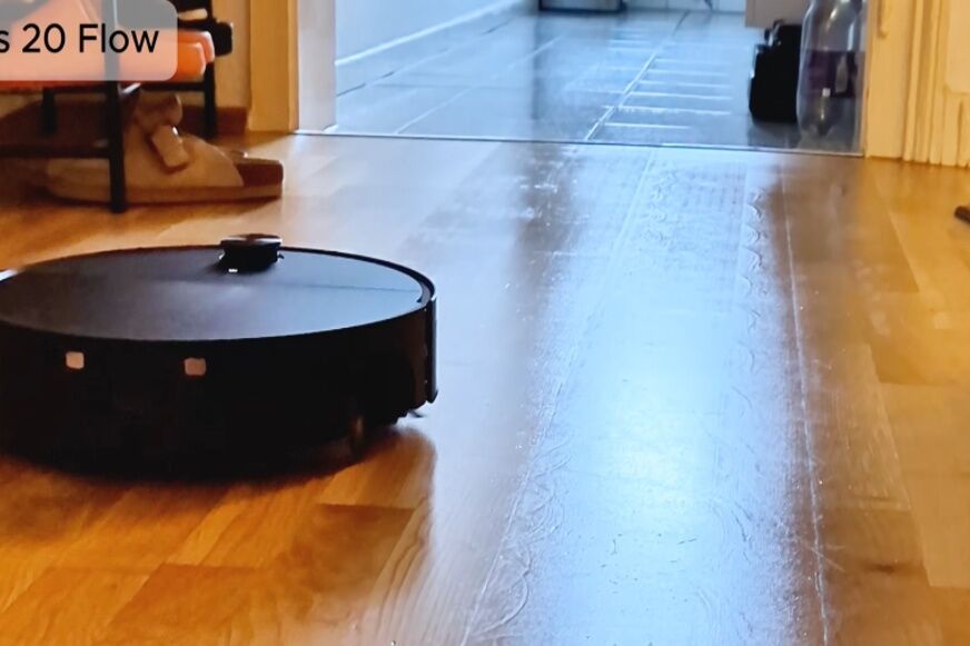 Roborock Saros 20 Flow wischt einen Holzboden ohne sichtbare Wasserflecken